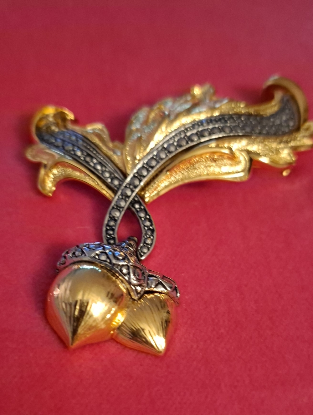 Avon Gold DOUBLE Acorn Leaf Brooch